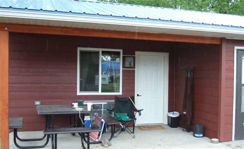 Ma's Loma Cafe: picnic table on porch