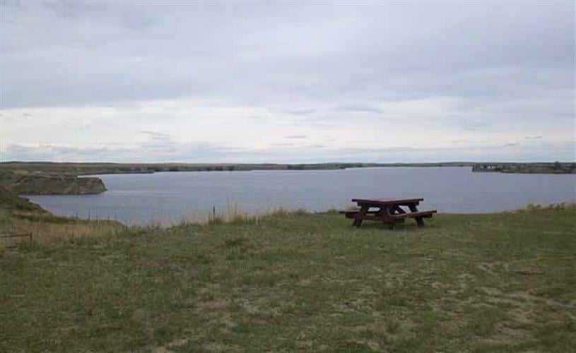 Fresno Reservoir Tailwater Fishing Access Site: reservoir picnic table