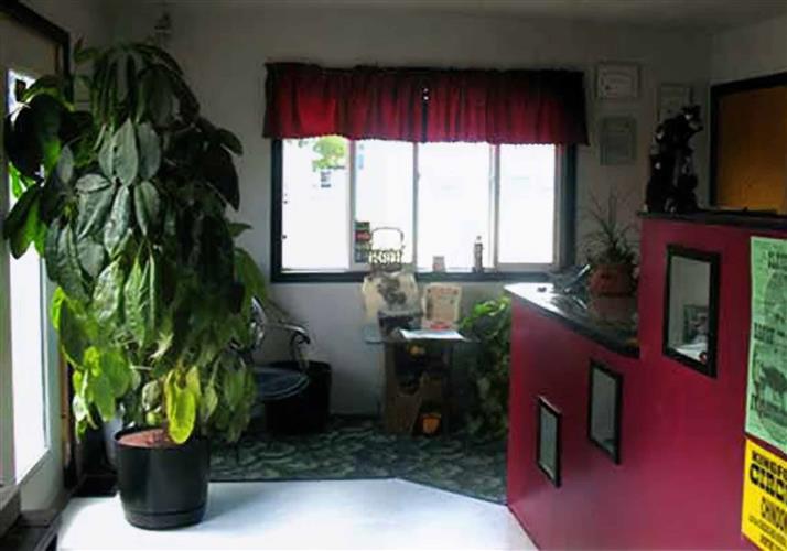 Bear Paw Motel: lobby