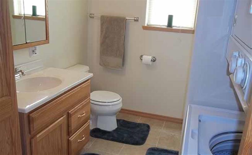 Best Place on the Missouri River: bath/laundry room