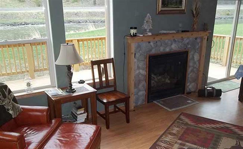 Best Place on the Missouri River: living room