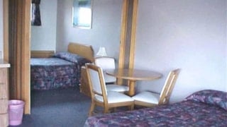 Best Resting Great Falls Inn: Bedroom w/table & chairs