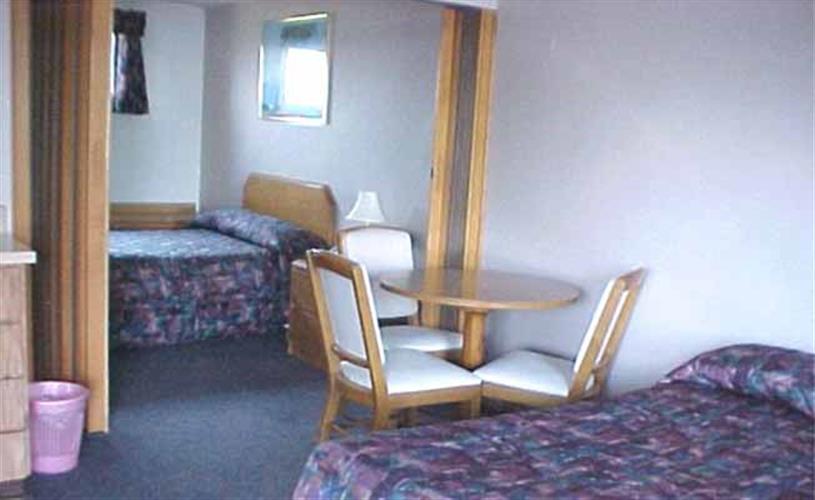 Best Resting Great Falls Inn: Bedroom w/table & chairs