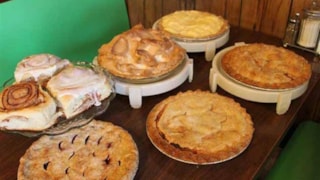 Family Affair Restaurant: Pies and Cinnamon Rolls