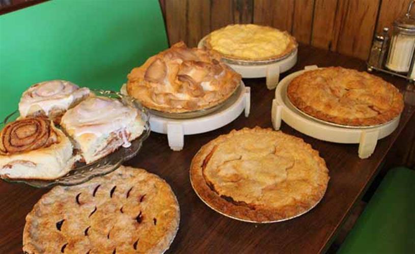Family Affair Restaurant: Pies and Cinnamon Rolls