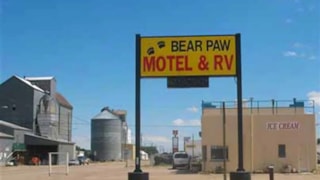 Bear Paw Motel: sign