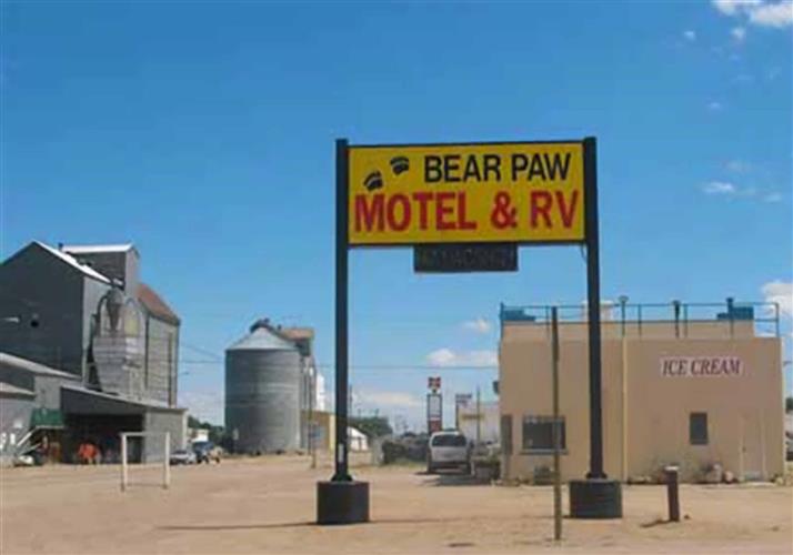 Bear Paw Motel: sign