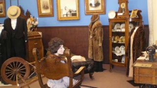 Central Montana Museum: spinning wheel/sewing machine