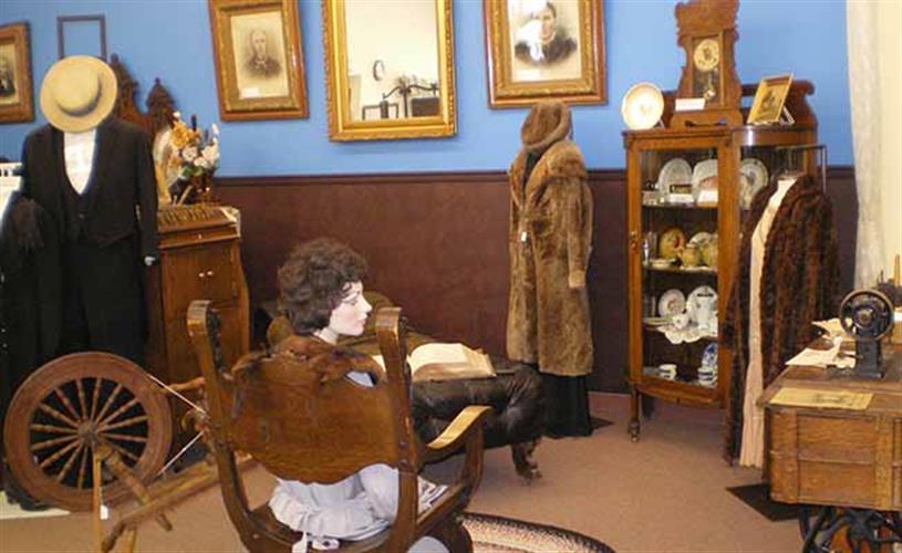 Central Montana Museum: spinning wheel/sewing machine