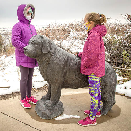 Children at Seaman statue at Lewis and Clark Interpretive Center