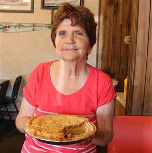 Family Affair Restaurant: Shirley with pie