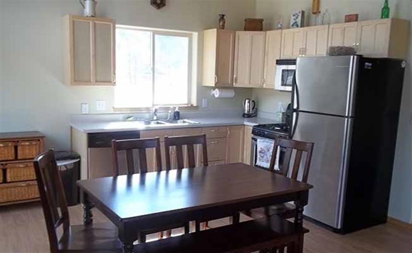 Best Place on the Missouri River: kitchen