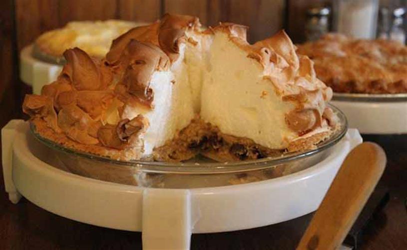 Family Affair Restaurant: Sour Cream Raisin Pie