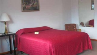 Bear Paw Motel: guest room