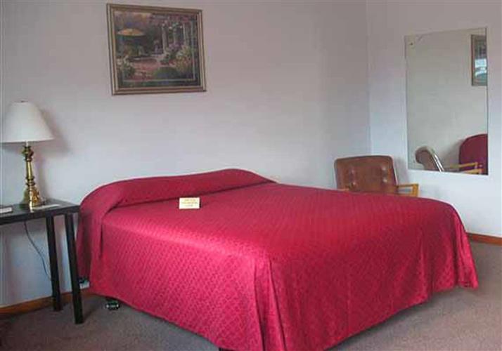 Bear Paw Motel: guest room