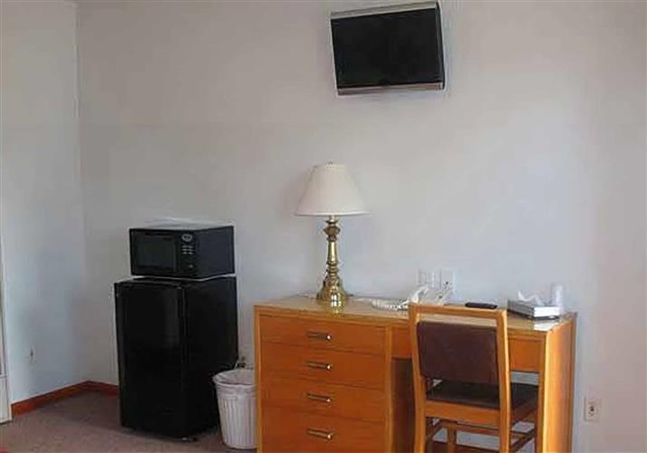 Bear Paw Motel: guest room